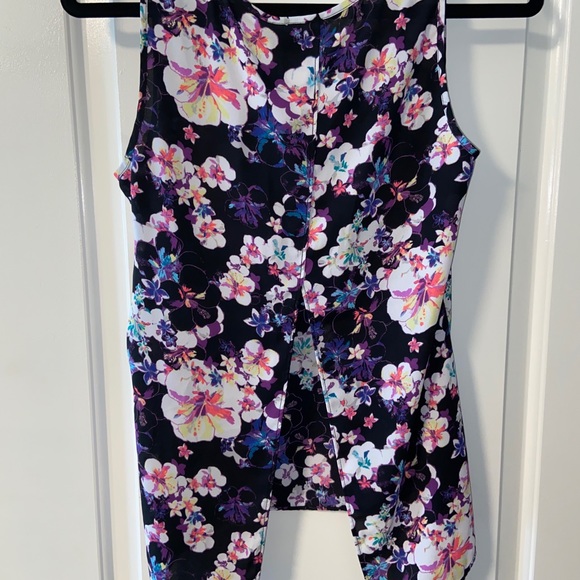 Express tank top with split open back - Picture 2 of 3